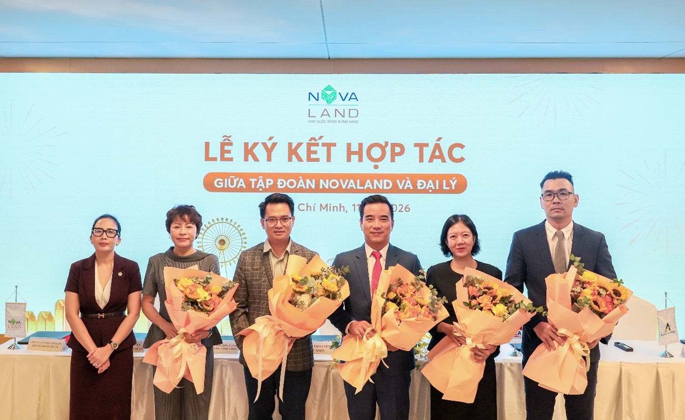 Đại diện Novaland và các đại lý thực hiện nghi thức hợp tác