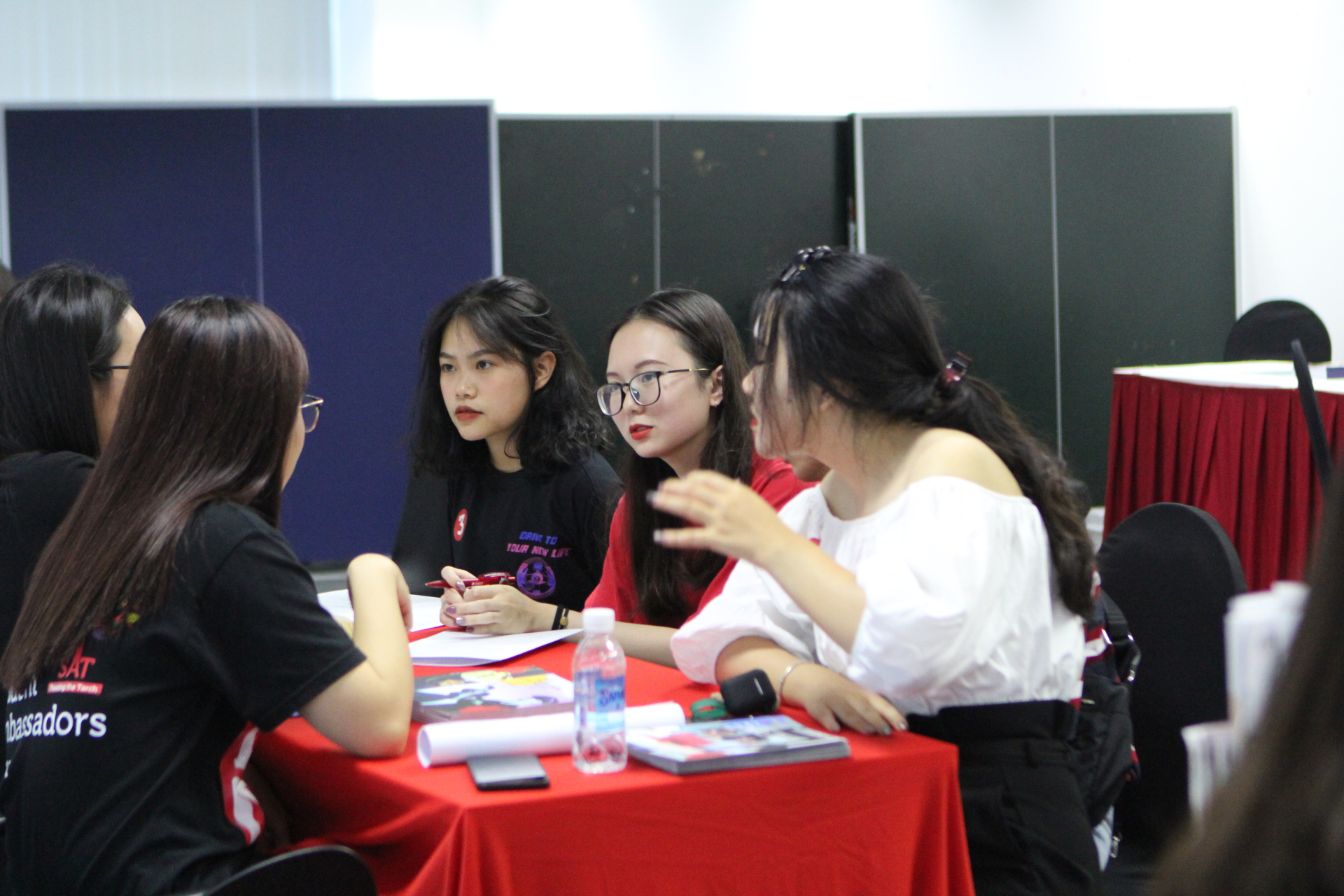 Bằng cấp là vấn đề quan trọng được người học quan tâm khi đăng ký vào các trường có yếu tố nước ngoài tại Việt Nam