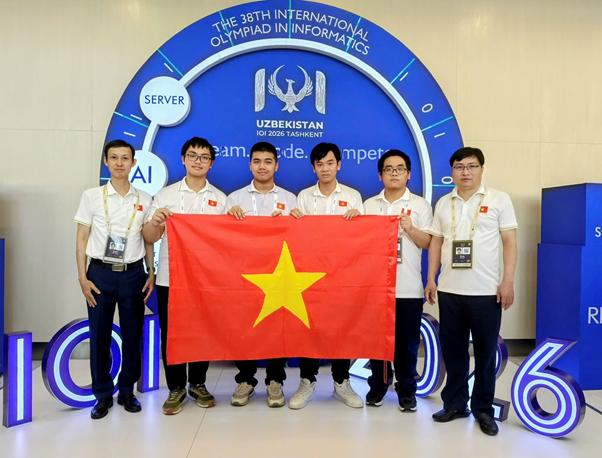 Từ trái sang phải: Thầy Đỗ Phan Thuận -Trưởng đoàn, em Nguyễn Khánh Phúc, em Nguyễn Bùi Đức Dũng, em Đặng Huy Hậu, em Nguyễn Hữu Tuấn, Thầy Đỗ Đức Đông - Phó Trưởng đoàn