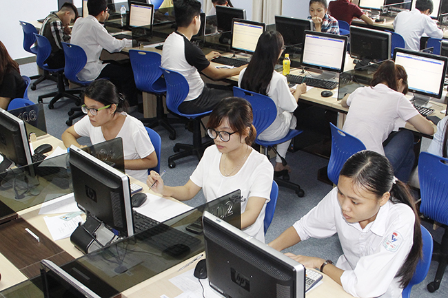 học sinh làm quen với việc thi trên máy