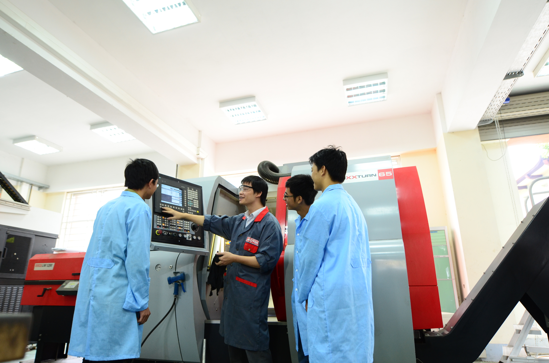 Giờ học thực hành của sinh viên Cơ Khí Đại học Bách khoa Hà Nội