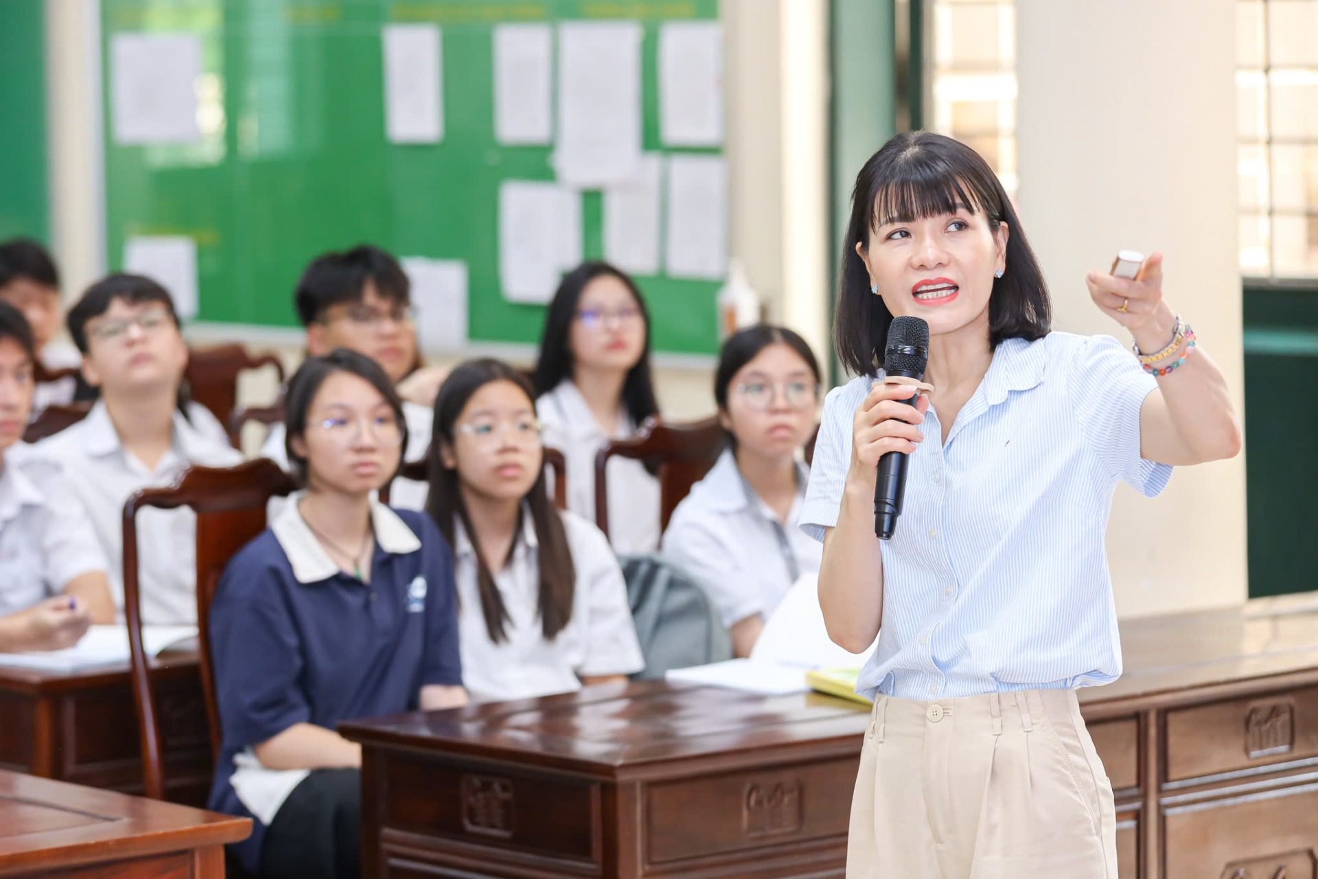 Hiệu trưởng chịu trách nhiệm quản lý, điều hành thống nhất toàn bộ hoạt động của nhà trường-Ảnh: Vĩnh Hà