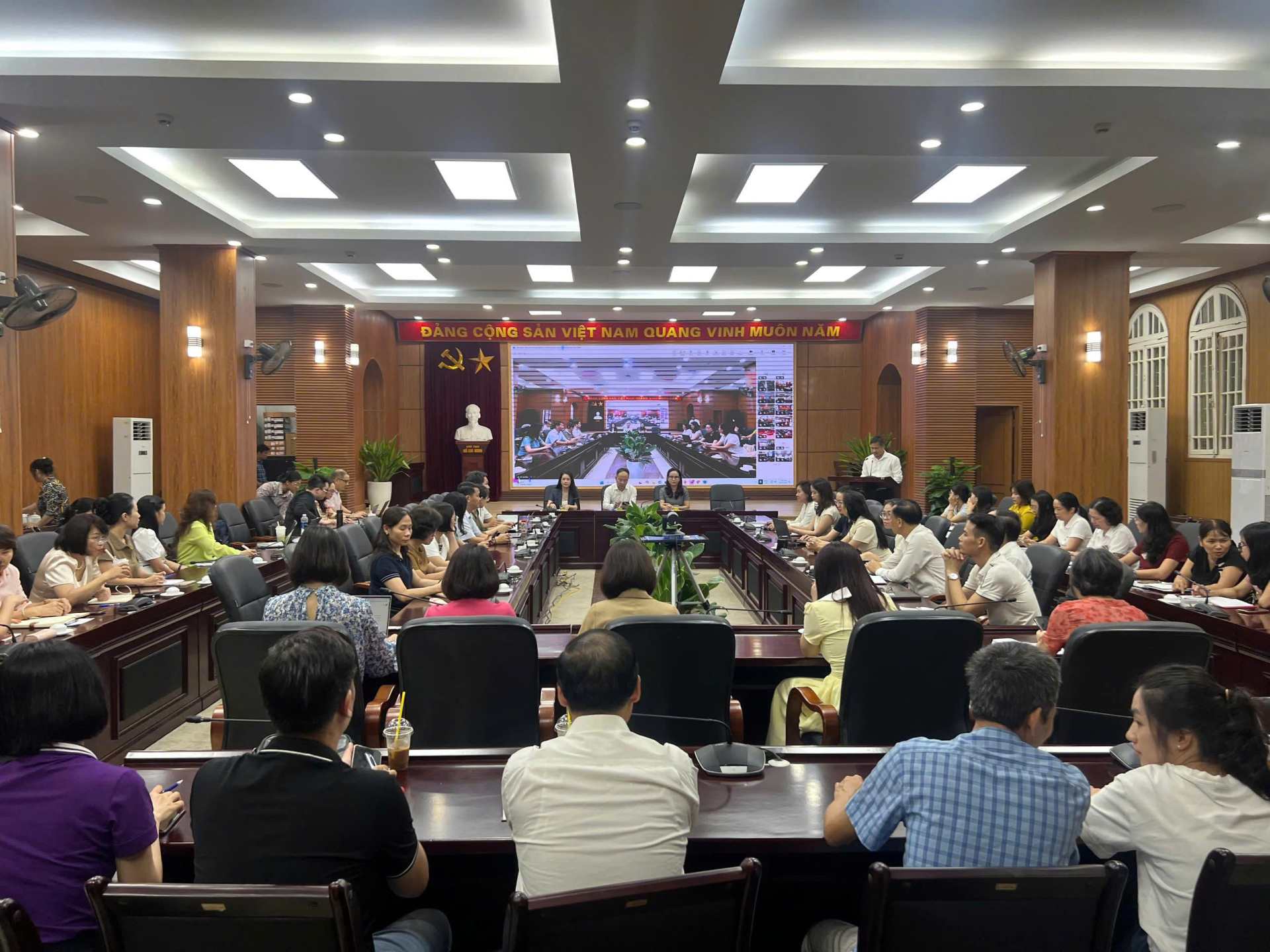 Tại hội nghị tập huấn triển khai năng lực trí tuệ cảm xúc. Ảnh: Sở GD-ĐT HN