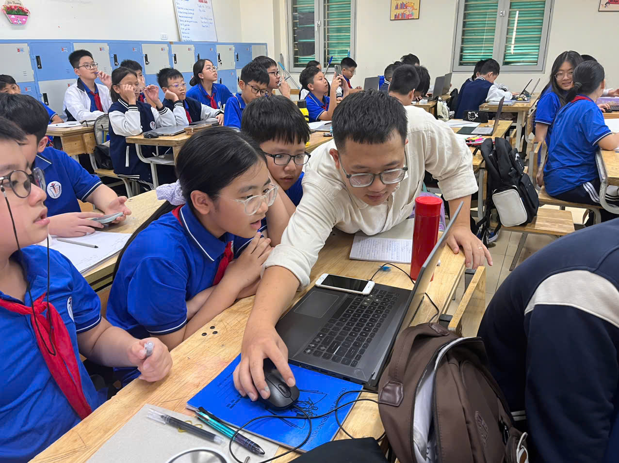 Giáo viên hướng dẫn học sinh trong tiết học AI ở trường THCS Trưng Vương (Hà Nội). Ảnh: Vĩnh Hà