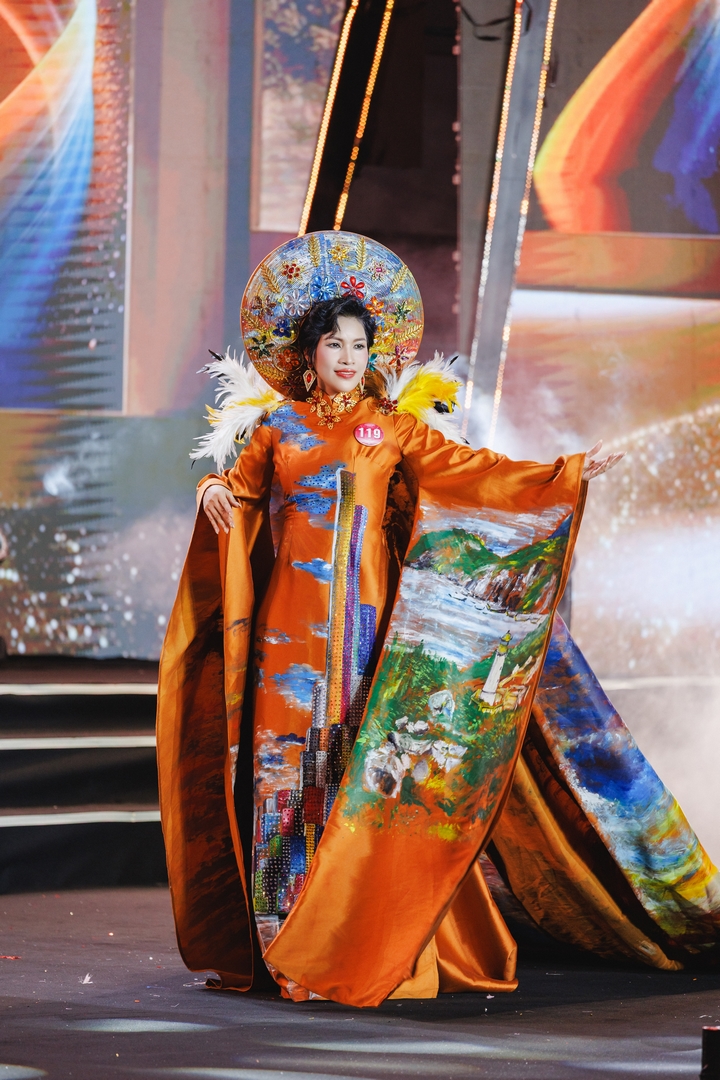 Trình diễn áo dài. Ảnh: Team Bình Nguyễn