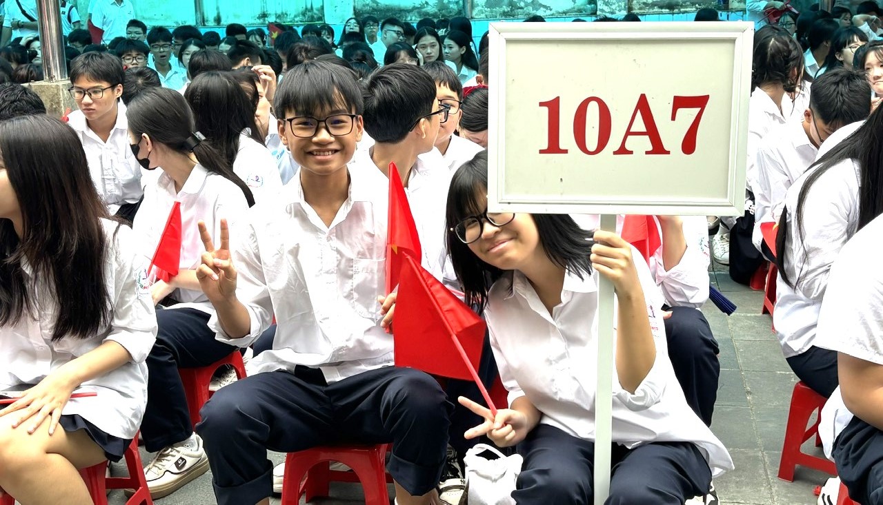 Lễ khai trường ở một cấp học mới với các cô cậu học sinh lớp 10
