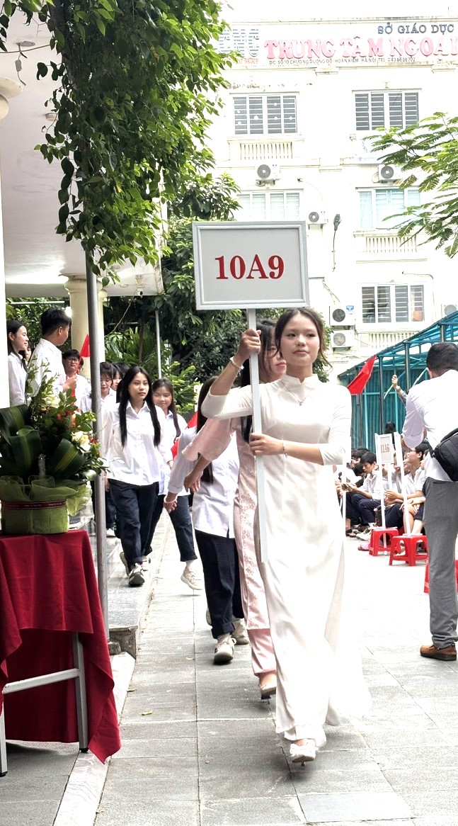 Trong lễ khai giảng năm học mới, thầy Nguyễn Tùng Lâm, chủ tịch hội đồng giáo dục trường THPT Đinh Tiên Hoàng (Hà Nội), Phó chủ tịch Hội Tâm lý giáo dục Việt Nam chia sẻ về việc duy trì định hướng giáo dục