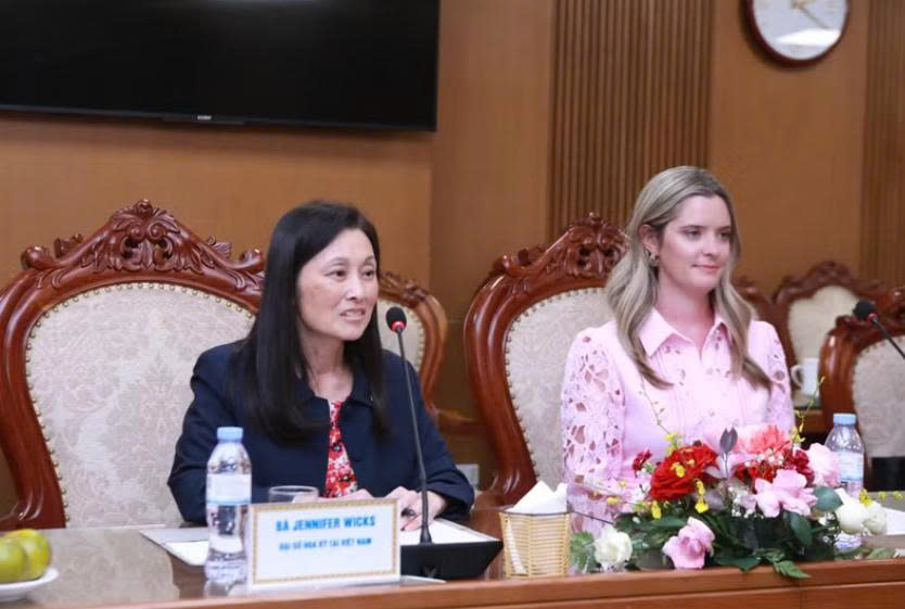 Bà Jennifer Wicks - Đại sứ Hoa Kỳ tại Việt Nam (bìa trái) trao đổi tại cuộc tiếp đón