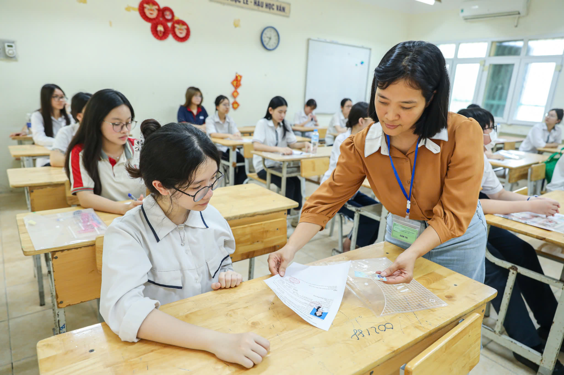 Kỳ thi tuyển sinh vào lớp 10 của Hà Nội luôn diễn ra căng thẳng, áp lực do chỉ có khoảng 60% số thí sinh dự thi được tuyển vào trường công lập
