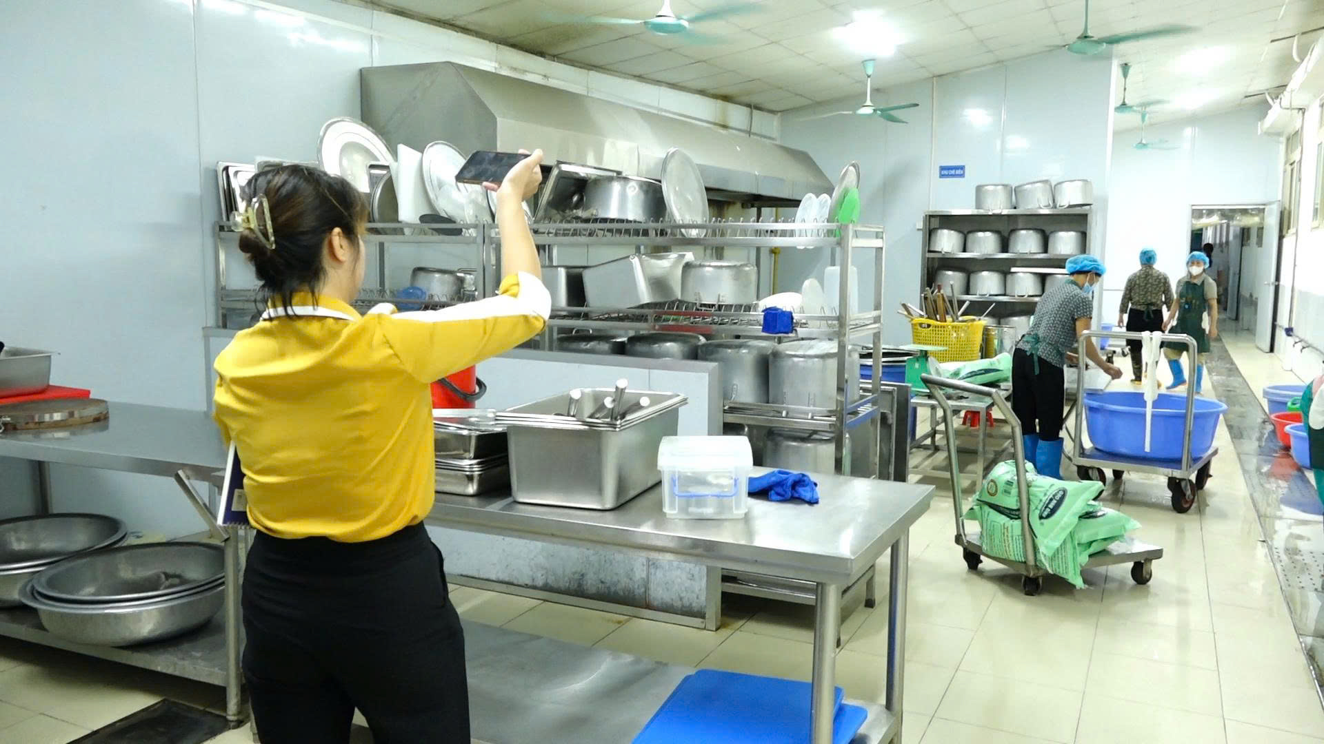 Một khu chế biến thực phẩm cho bữa ăn bán trú tại Hà Nội