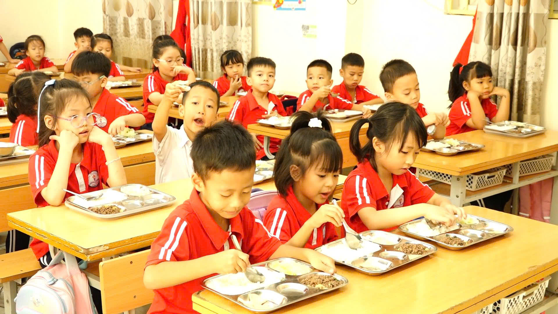 Học sinh được cấp suất ăn bán trú tại phòng học trong giờ nghỉ trưa