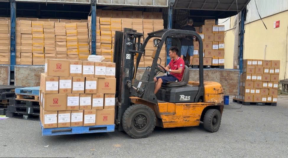 sách giáo khoa đang được vận chuyển từ kho trung chuyển của Nhà xuất bản Giáo dục Việt Nam về lên xe để chuyển về địa phương trong đêm 14/9 và ngày 15/9