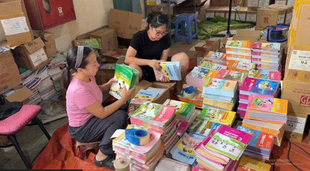 Kiểm sách giáo khoa trước khi đưa lên giá bán