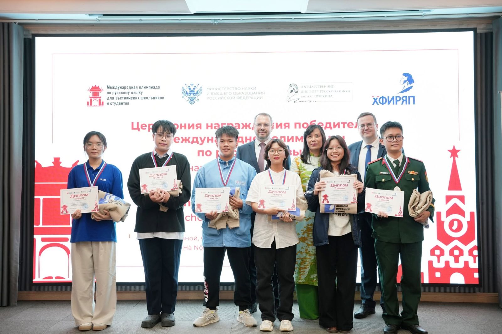 Những học sinh, sinh viên Việt Nam được chọn trao học bổng trong cuộc thi tổ chức năm 2025 