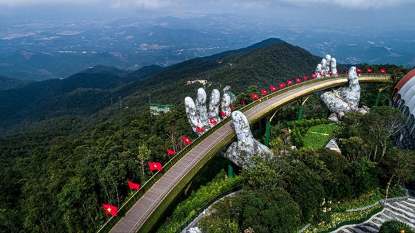   Cầu Vàng - công trình du lịch biểu tượng tại Đà Nẵng  