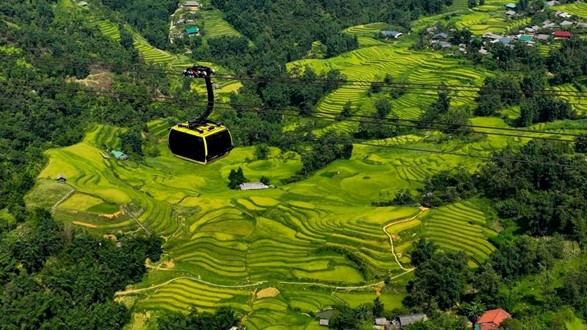  Cáp treo Fansipan- một trong những công trình đã tạo động lực cho kinh tế Sa Pa (tỉnh Lào Cai) tăng trưởng mạnh mẽ trong 10 năm qua  