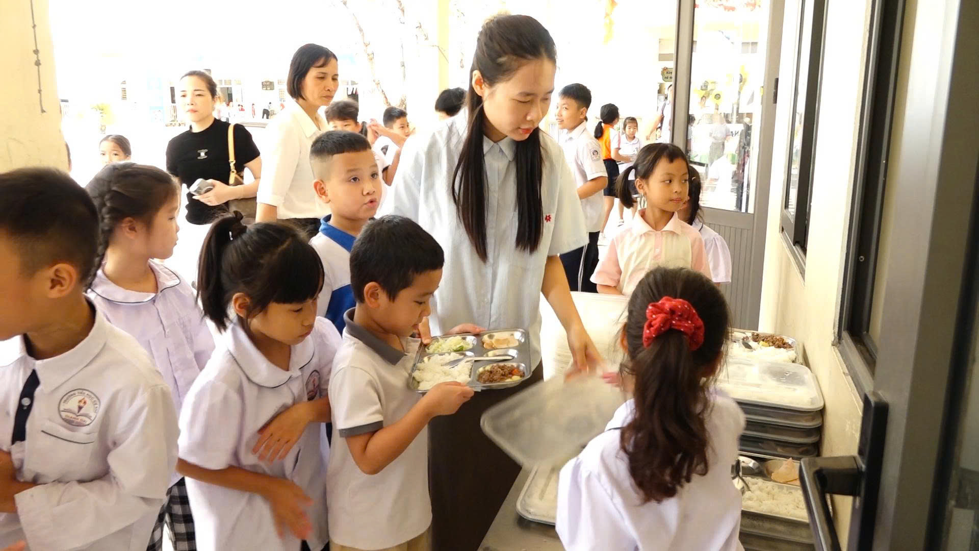 Sở Giáo dục và Đào tạo Hà Nội yêu cầu chuẩn bị phương án chăm sóc, nơi nghỉ, nước uống, lương thực, thực phẩm và các điều kiện thiết yếu trong trường hợp học sinh phải lưu trú tại trường do thời tiết nguy hiểm