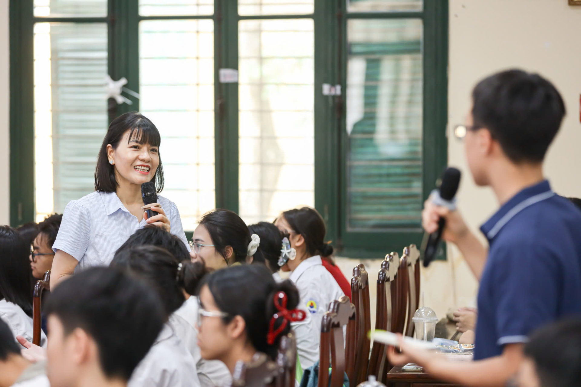 Cô hiệu trưởng trường THPT chuyên Chu Văn An (Hà Nội) đối thoại với học sinh