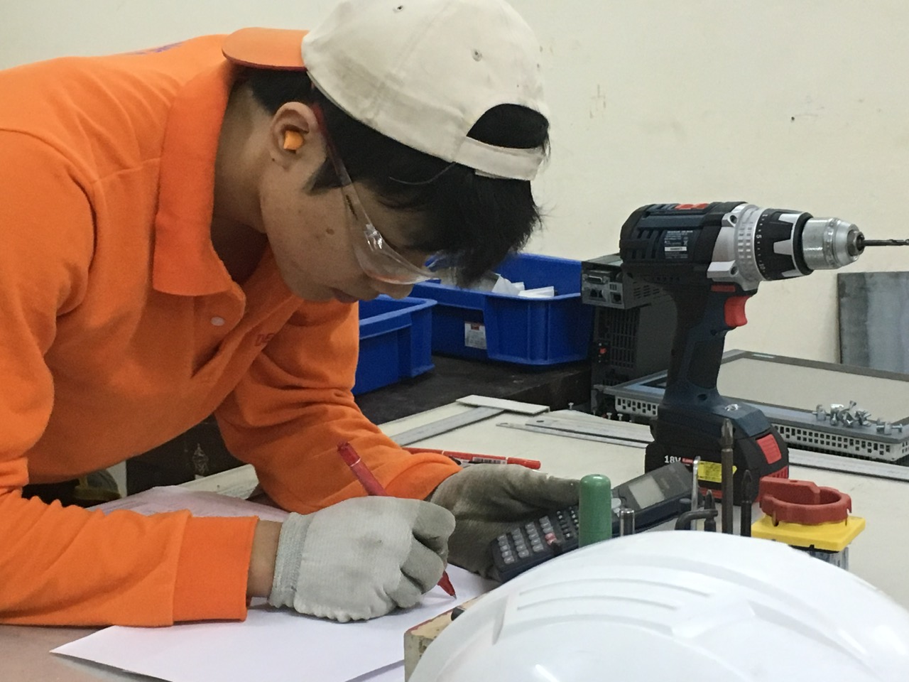 Học viên thực hành nghề. Ảnh: Vĩnh Hà