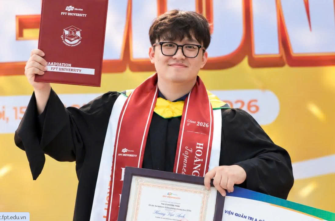 Ở tuổi 23, Hoàng Việt Anh tốt nghiệp thủ khoa khối ngành Ngôn ngữ của Trường Đại học FPT với điểm GPA 3.51/4.0. Ảnh: NTCC