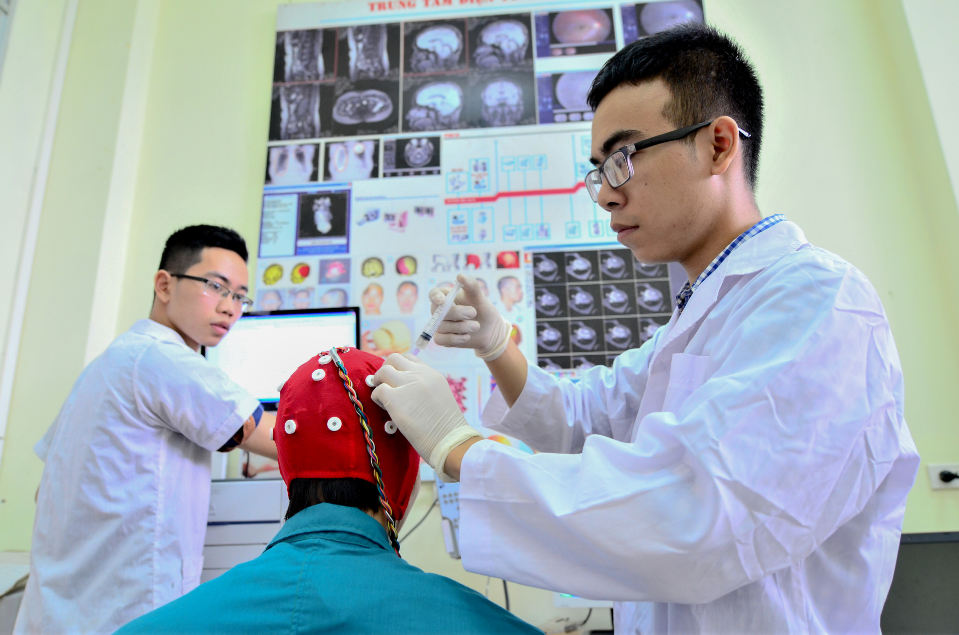 Trong phòng thực hành của Đại học Bách khoa Hà Nội