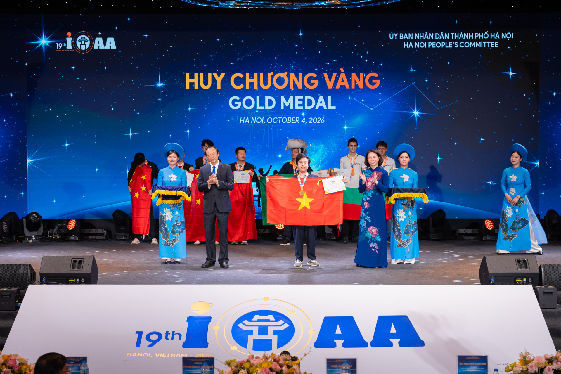 Trao Huy chương vàng cho thí sinh, các đội tuyển Việt Nam giành 6 huy chương vàng. Ảnh: BTC