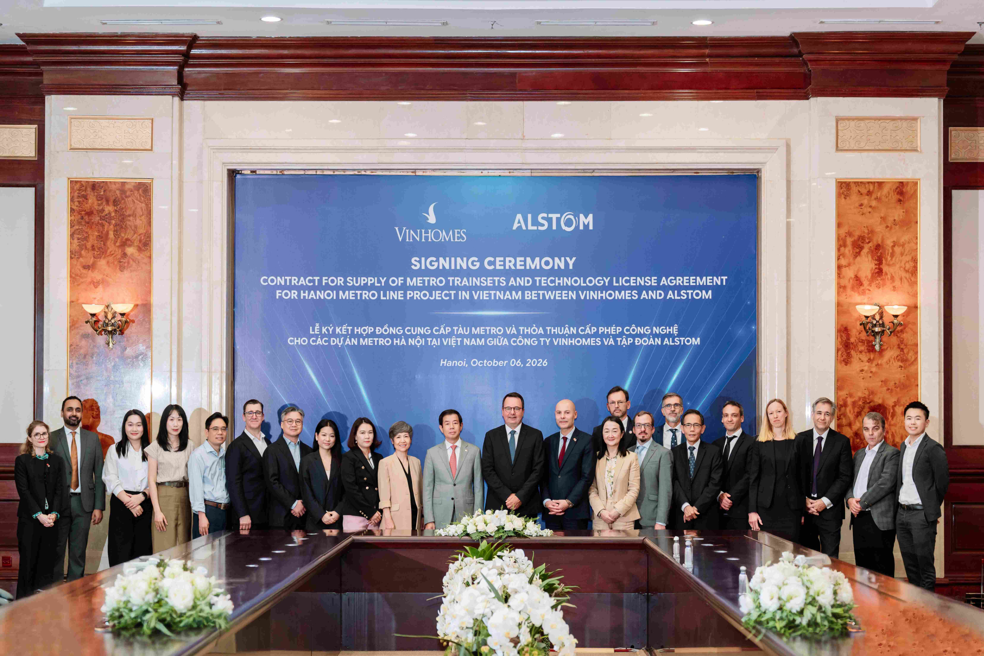 Đại diện Tập đoàn Vingroup, Tập đoàn Alstom, và Đại sứ quán Pháp tại Việt Nam, chụp ảnh lưu niệm tại sự kiện.