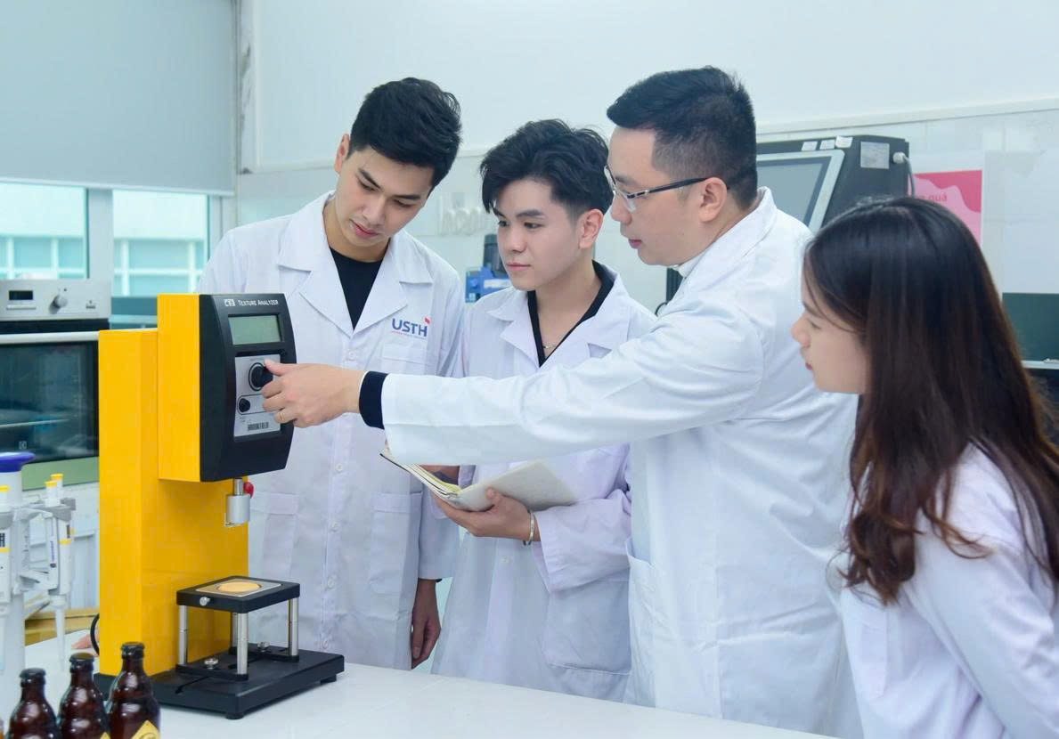 Giáo dục đại học hướng đến chất lượng thực, quản trị số và tác động sau tốt nghiệp