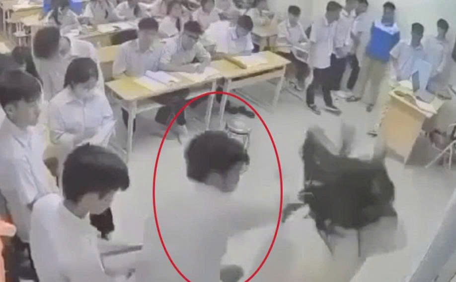 Hình ảnh nam sinh có hành vi bạo lực với giáo viên Ảnh cắt từ clip