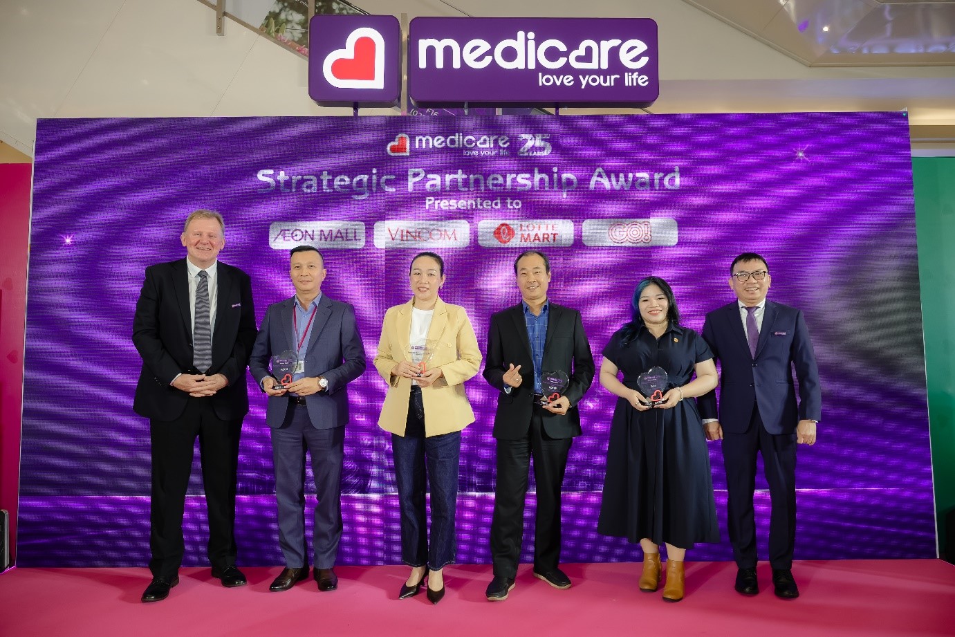 AEON MALL, Vincom, LOTTE MART và GO! được vinh danh ở hạng mục Đối tác chiến lược, ghi nhận sự đồng hành trong phát triển hệ thống bán lẻ.