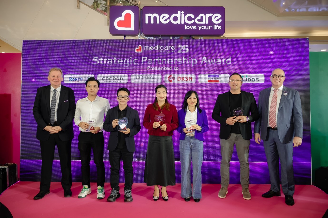 MEDiCARE vinh danh Rohto, Cocoon, DKSH cùng các đối tác ở hạng mục Đối tác chiến lược, ghi nhận những đóng góp cho hành trình phát triển chung.