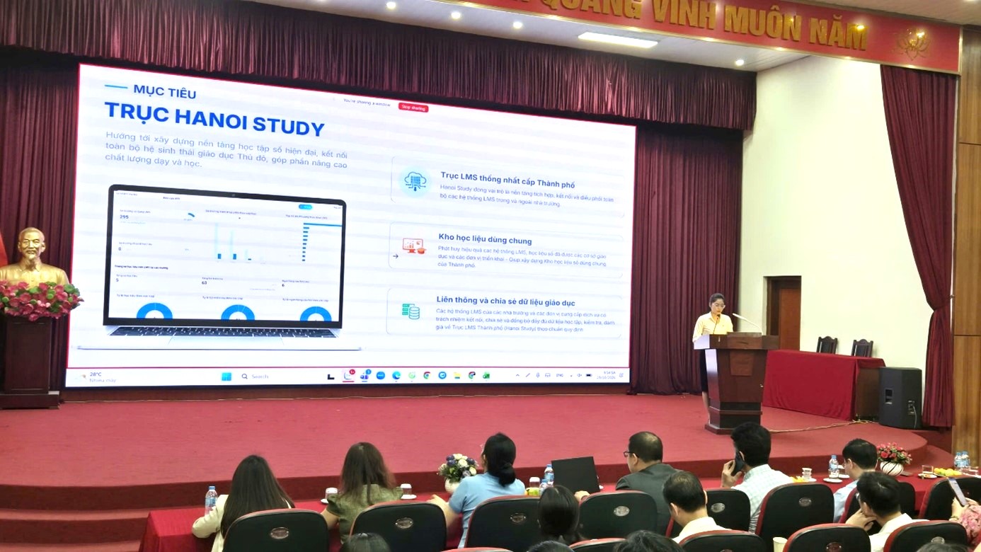   Đại diện Tập đoàn Công nghệ Quảng Ích giới thiệu về trục quản lý học tập số HanoiStudy (Trục LMS) và hướng dẫn triển khai LMS cơ bản.  