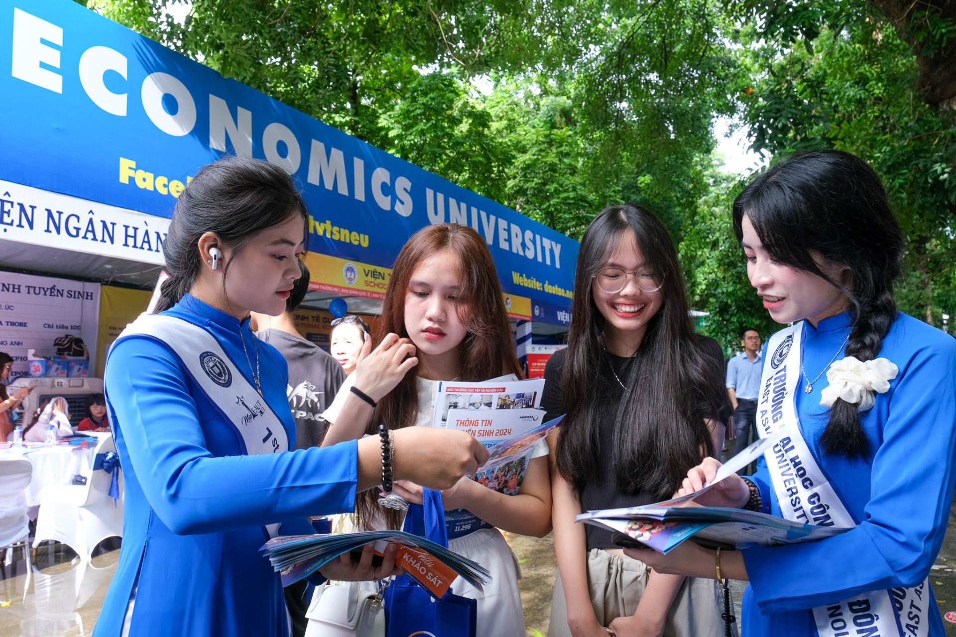 Nhiều học sinh tham gia các sự kiện tư vấn tuyển sinh với mong muốn tìm kết nối du học
