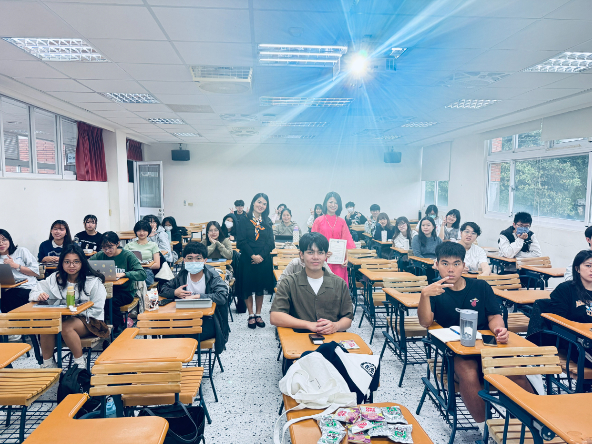 PGS.TS Trịnh Thị Hà cùng giảng viên và sinh viên trong hoạt động giảng dạy tại Khoa Ngôn ngữ và Văn hóa Đông Nam Á, Đại học Quốc lập Chính trị Đài Loan (NCCU), trong chuyến công tác tháng 5/2026. Ảnh: Viện Ngôn ngữ học/VASS
