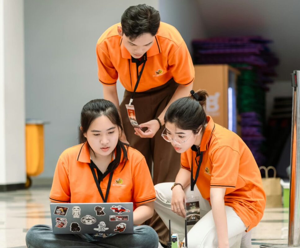 Lê Ngọc Anh Thư (bên trái) cùng các thành viên thử nghiệm trong một hoạt động công nghệ tại Trường Đại học FPT. Ảnh Trường Đại học FPT.