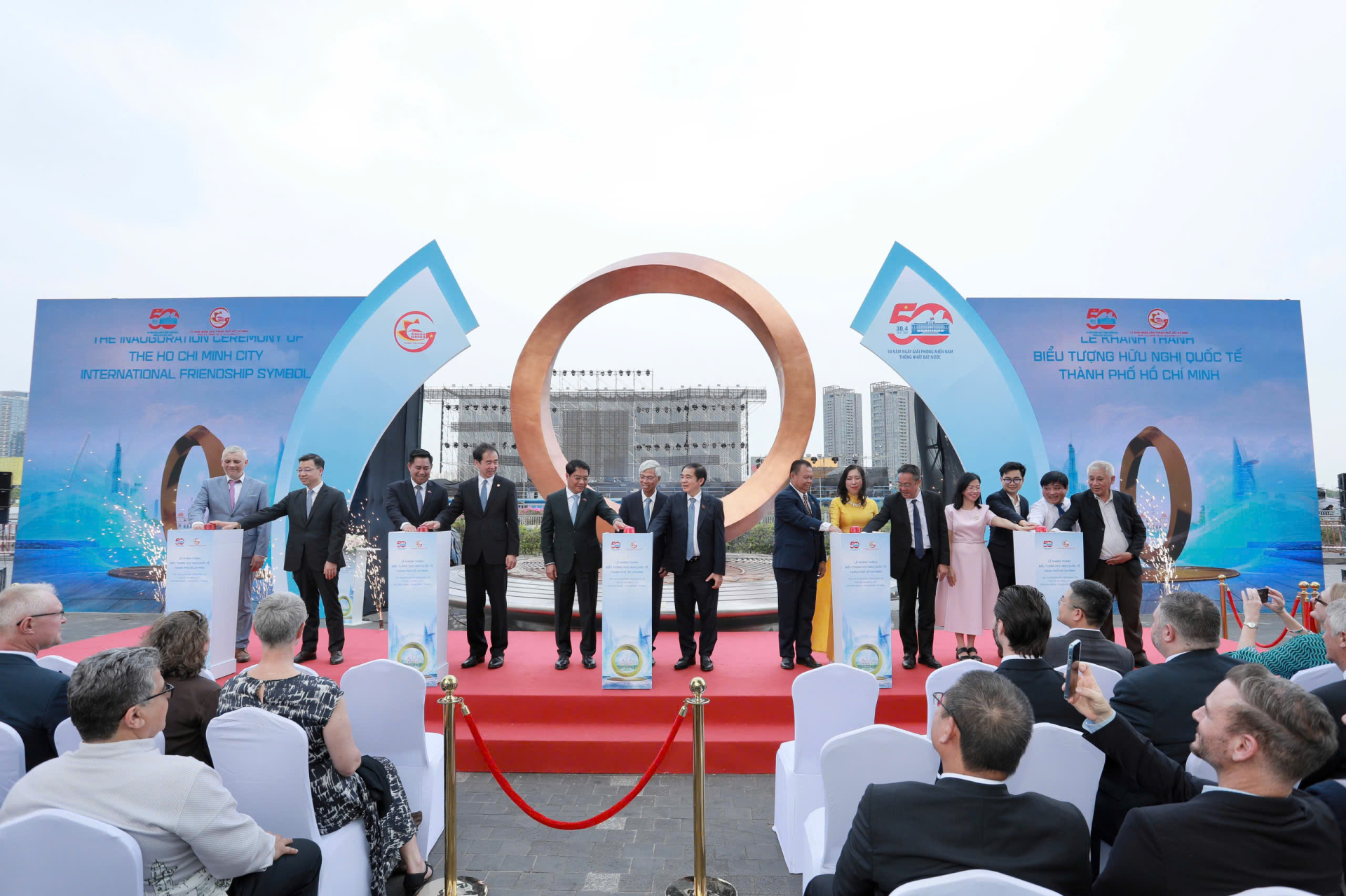 Các đại biểu thực hiện nghi thức khánh thành Công trình biểu tượng Hữu nghị Quốc tế