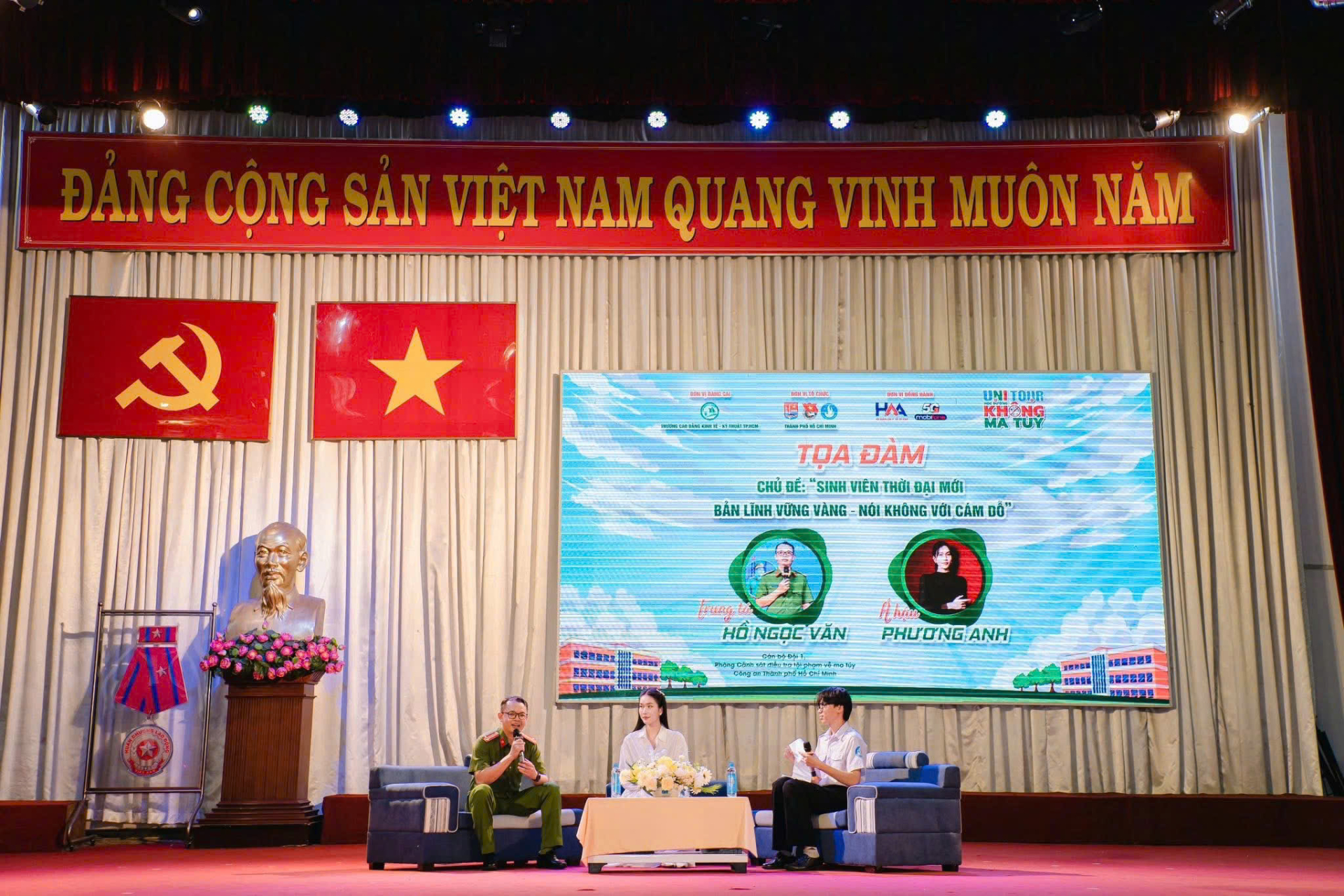Các chuyên gia chia sẻ kiến thức với các bạn sinh viên