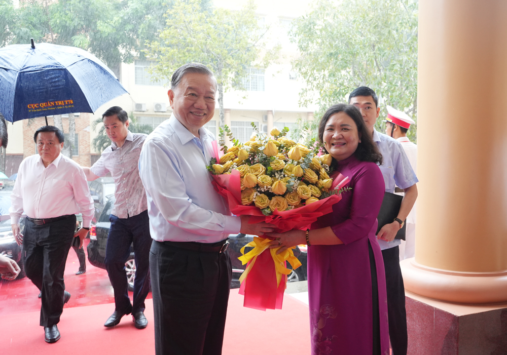 Bà Hồ Thị Hoàng Yến, Bí thư Tỉnh ủy Bến Tre tặng hoa đón tiếp Đoàn Tổng Bí thư Tô Lâm. Ảnh: Phương Thảo