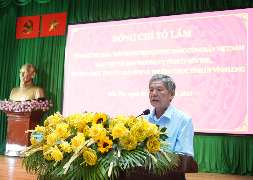 Ông Ngô Chí Cường, Bí thư Tỉnh ủy Trà Vinh báo cáo tóm tắt kết quả triển khai thực hiện các nghị quyết, kết luận của Trung ương của 3 tỉnh Bến Tre, Trà Vinh, Vĩnh Long. Ảnh: Phương Thảo