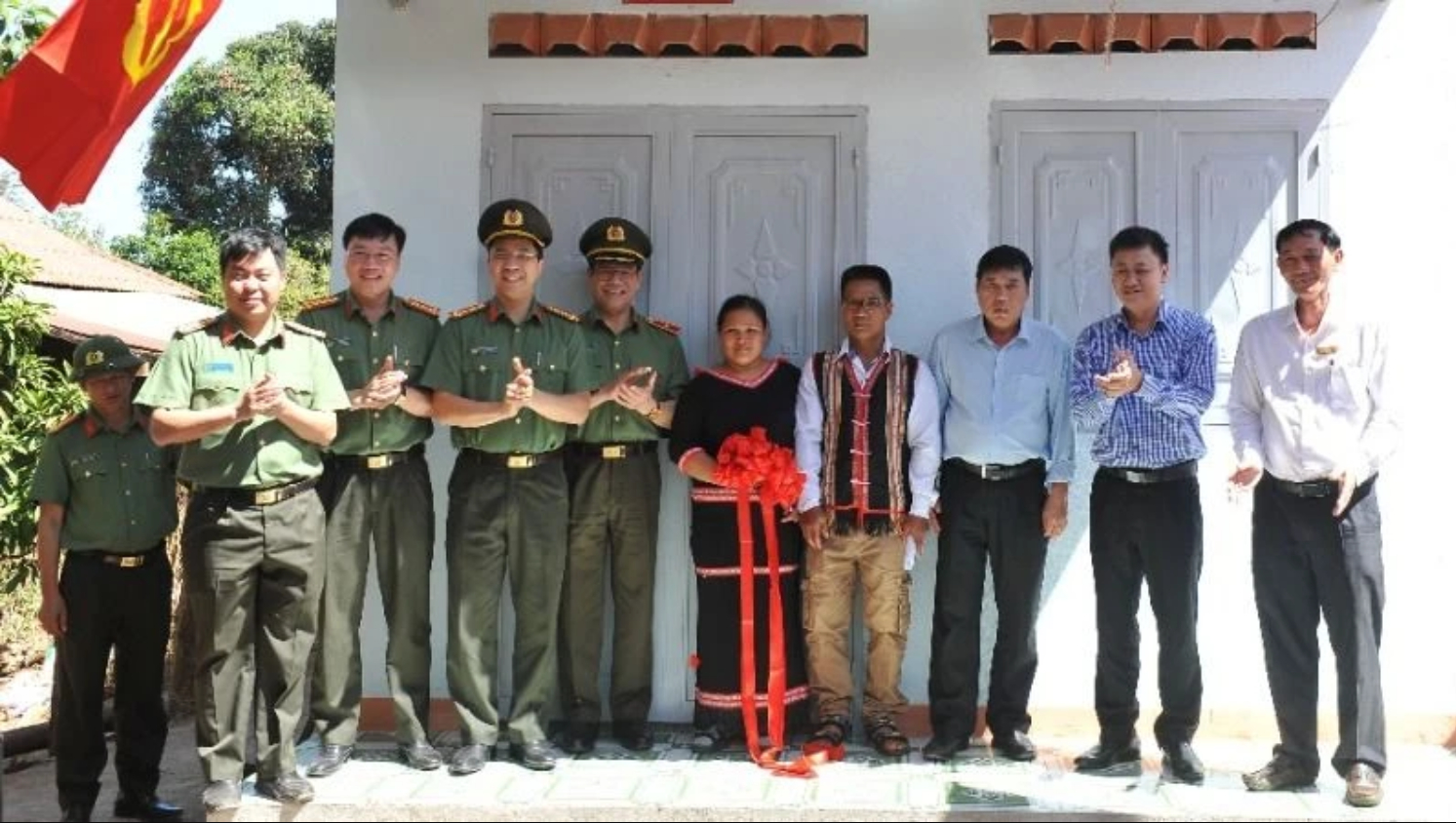 Theo Bộ Dân tộc và Tôn giáo, đến hết tháng 5 cả nước đã có 20 địa phương không còn nhà tạm, nhà dột nát.