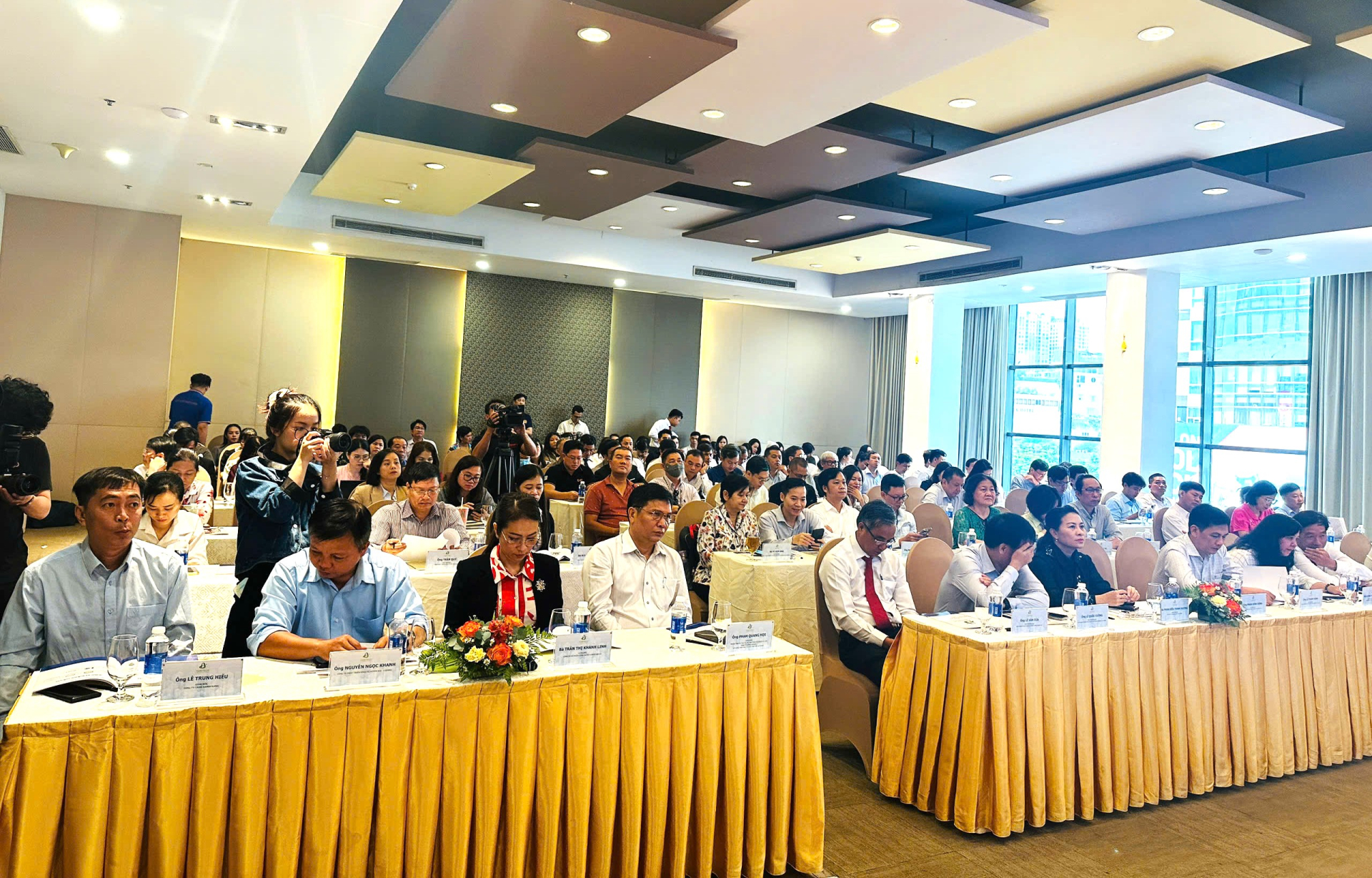 Các đại biểu, khách mời tại chương trình.
