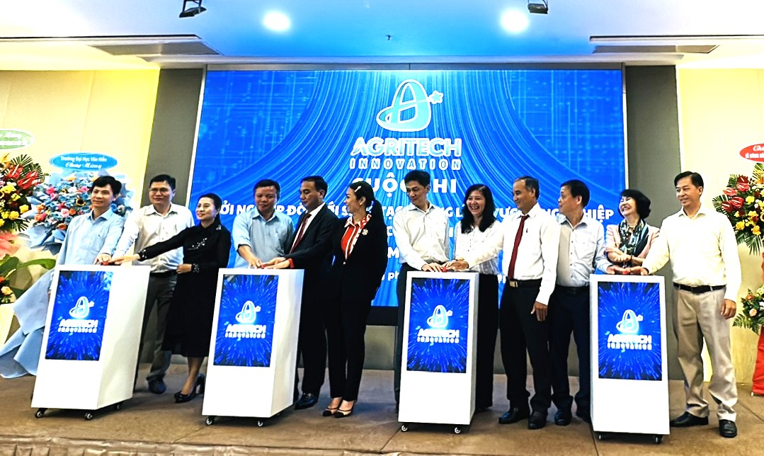 Ban Tổ chức thực hiện nghi thức phát động cuộc thi.