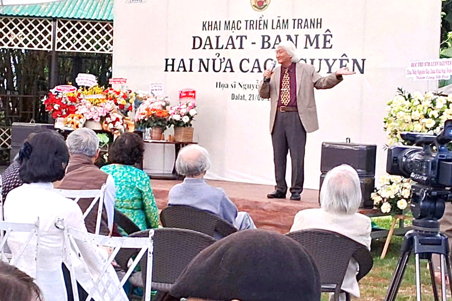 Quang cảnh khai mạc triển lãm “Dalat - Ban Mê, hai nửa cao nguyên” của họa sĩ Nguyễn Bảo Châu.