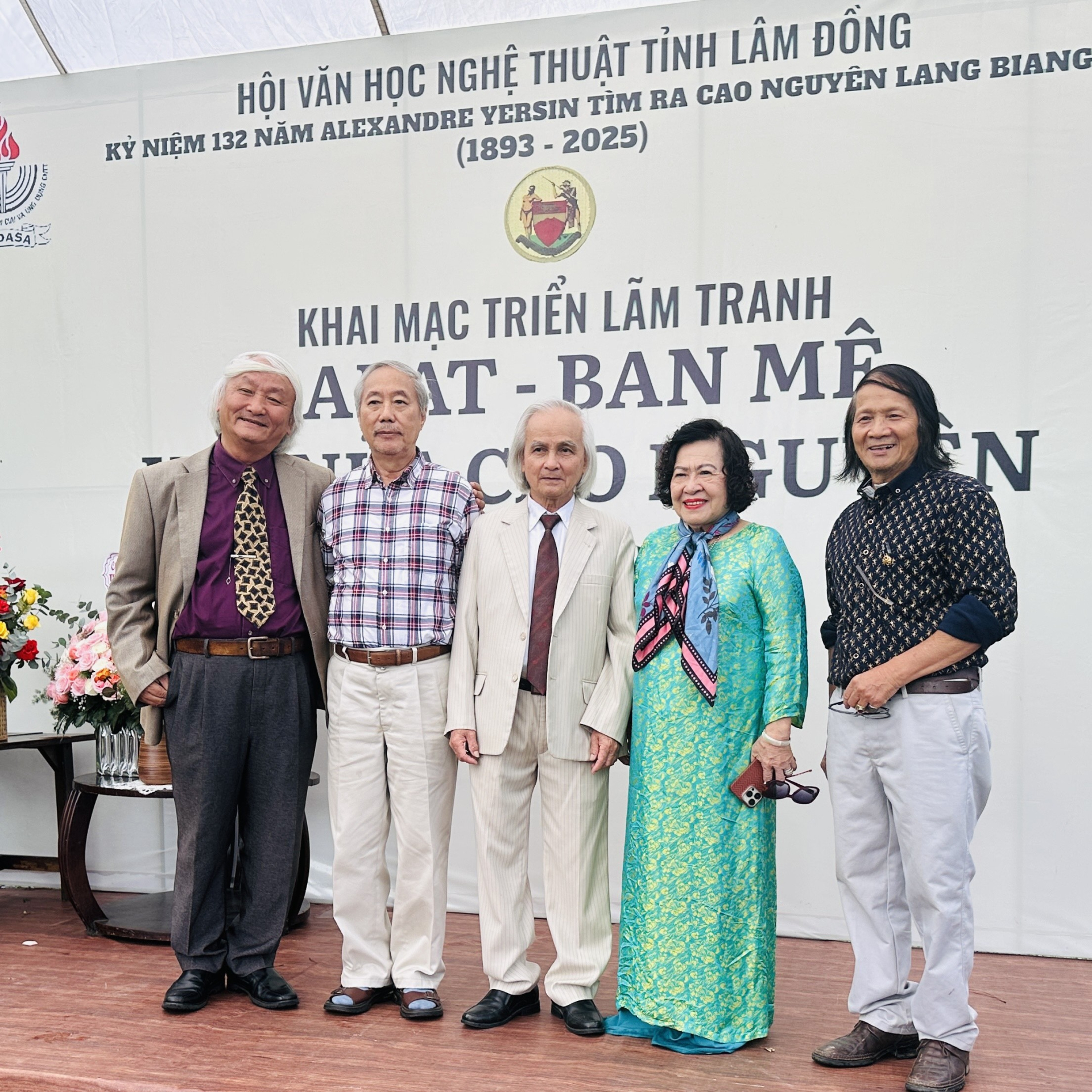 Họa sĩ Nguyễn Bảo Châu (thứ 3 từ trái sang) tại buổi khai mạc triển lãm.