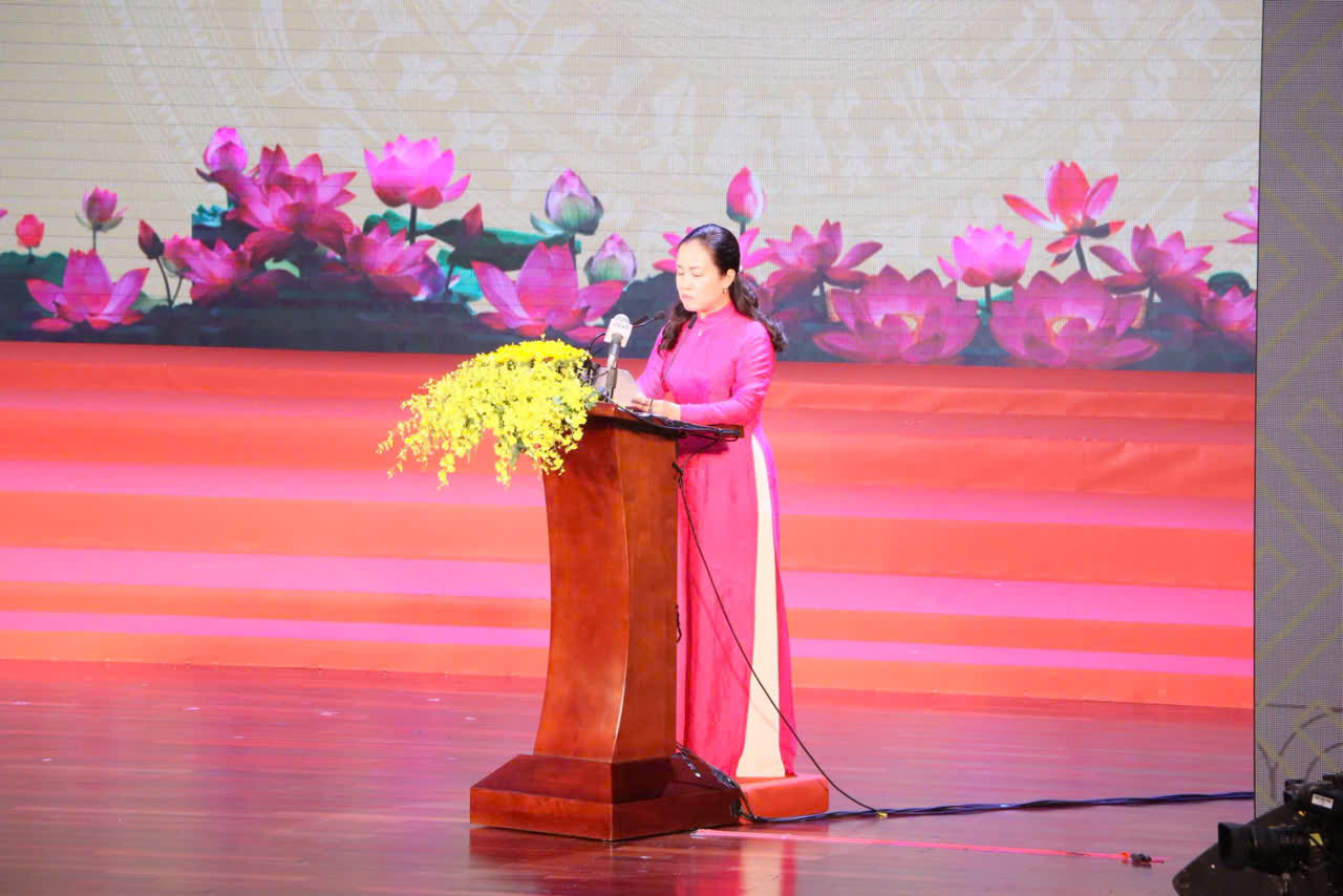 Bà Đỗ Thị Minh Quân - Bí thư phường Bình Quới TP.HCM thay mặt 167 Bí thư còn lại phát biểu báo cáo trước Tổng Bí thư và Thành uỷ TP.HCM.