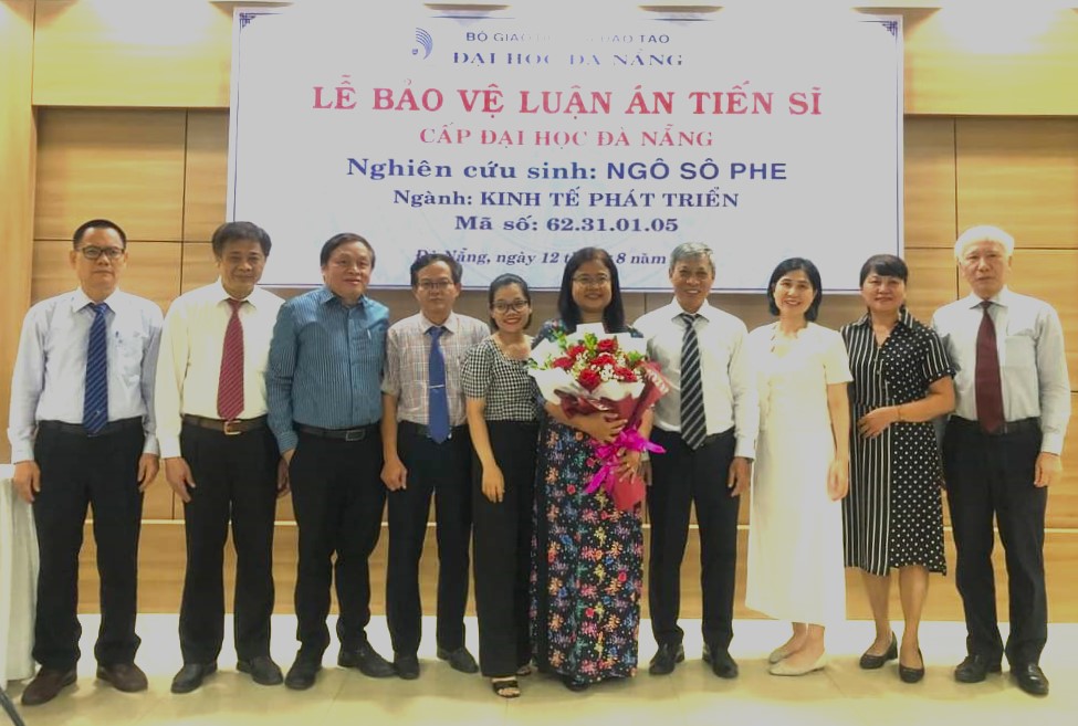 Tiến sĩ Ngô Sô Phe tại Lễ bảo vệ luận án tiến sĩ cấp Đại học Đà Nẵng chuyên ngành Kinh tế phát triển, với tên đề tài “Phát triển nguồn nhân lực nữ, người dân tộc Khmer tại tỉnh Trà Vinh”, ngày 12/8/2022.