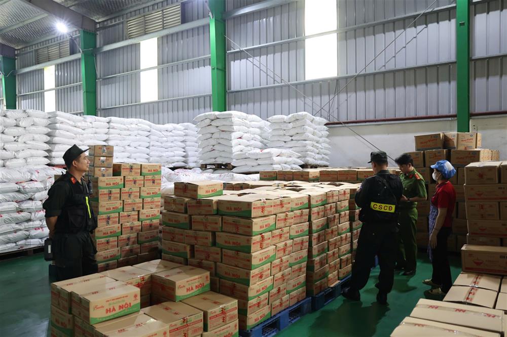 Công an tỉnh Phú Thọ khám xét khẩn cấp xưởng sản xuất và kho hàng của Công ty TNHH Famimoto Việt Nam, tạm giữ hàng trăm tấn dầu ăn, hạt nêm, mì chính giả, ngày 24/4/2025 Ảnh: Cổng TTĐT Bộ Công an