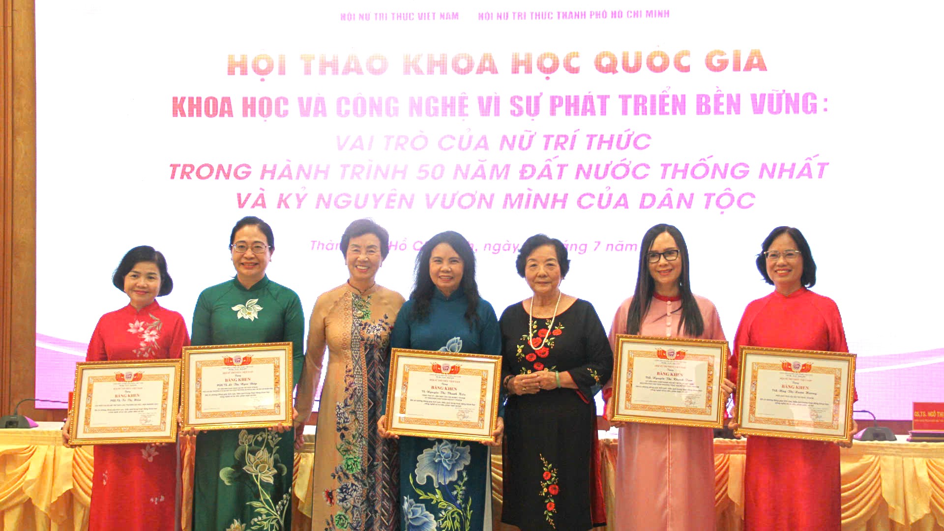 Các nữ trí thức tiêu biểu được trao tặng bằng khen tại Hội thảo