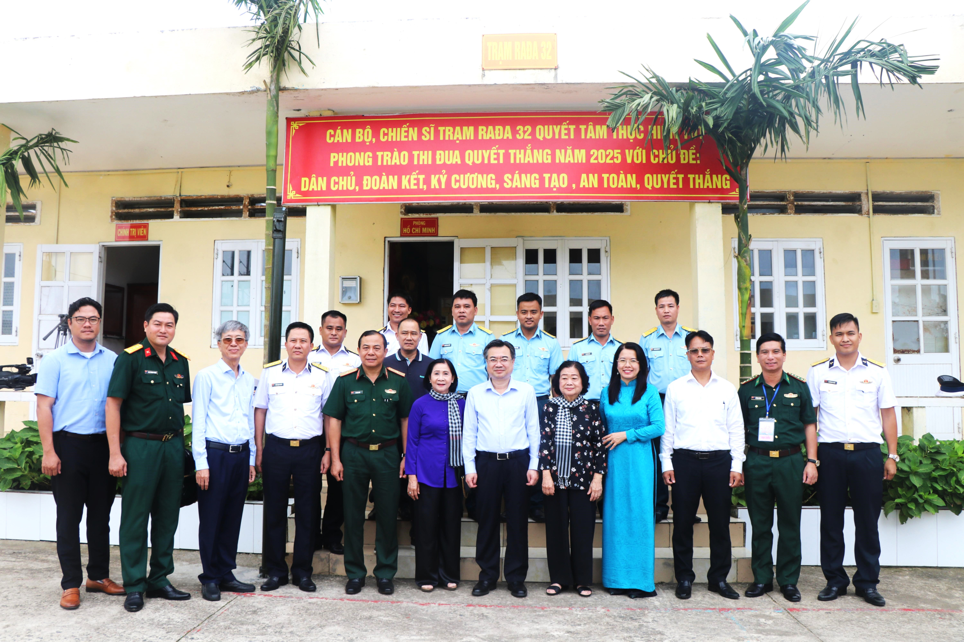 Nguyên Phó Chủ tịch nước Trương Mỹ Hoa cùng đoàn công tác do ông Nguyễn Thanh Nghị, Phó bí thư Thường trực Thành ủy TP.HCM làm trưởng đoàn đến thăm, động viên cán bộ, chiến sĩ tại Trạm radar 32.