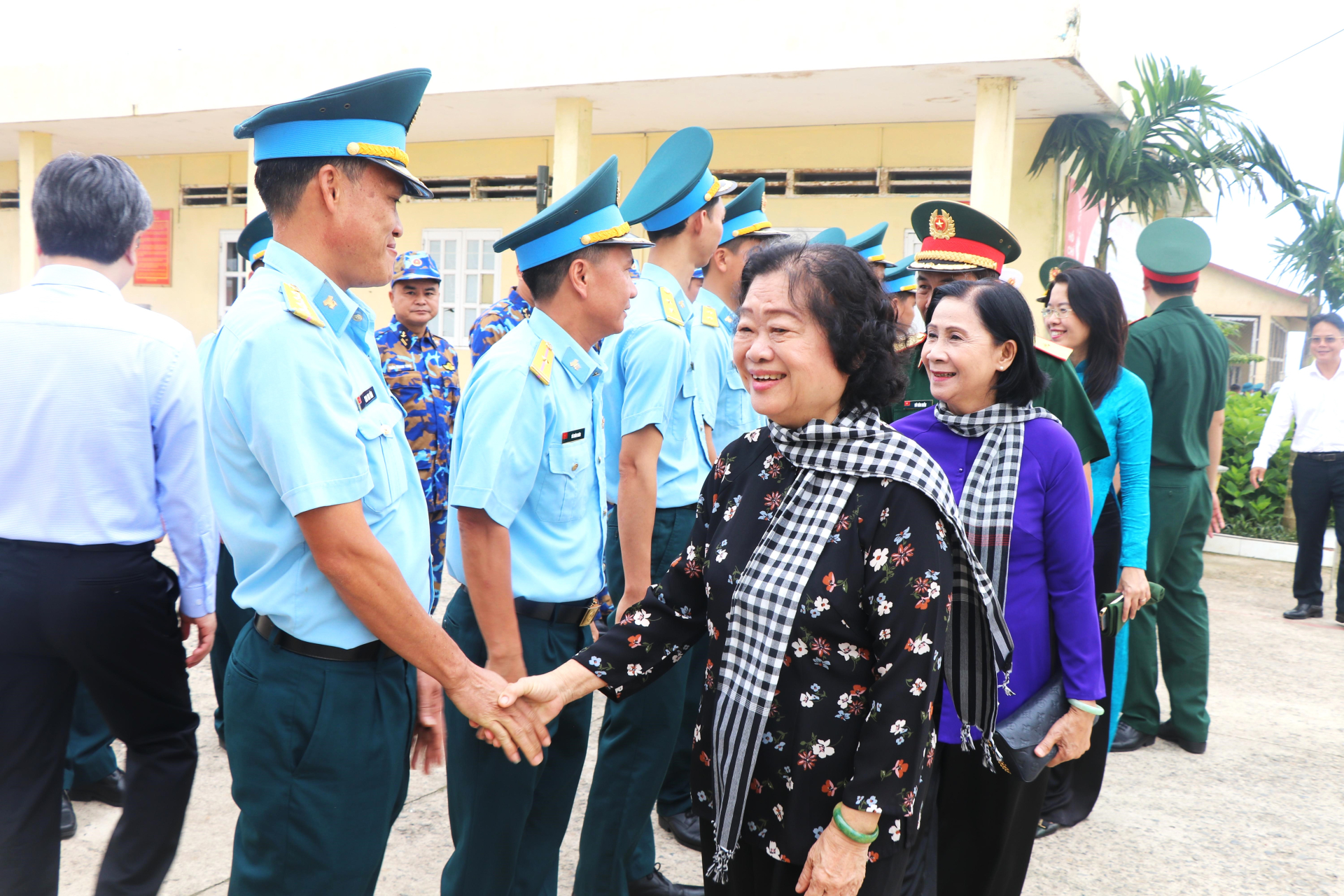 Nguyên Phó Chủ tịch nước Trương Mỹ Hoa thăm và động viên các lực lượng làm nhiệm vụ tại Côn Đảo.